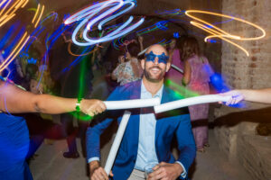 Hora loca en bodas: el momento más divertido que tus invitados no olvidarán