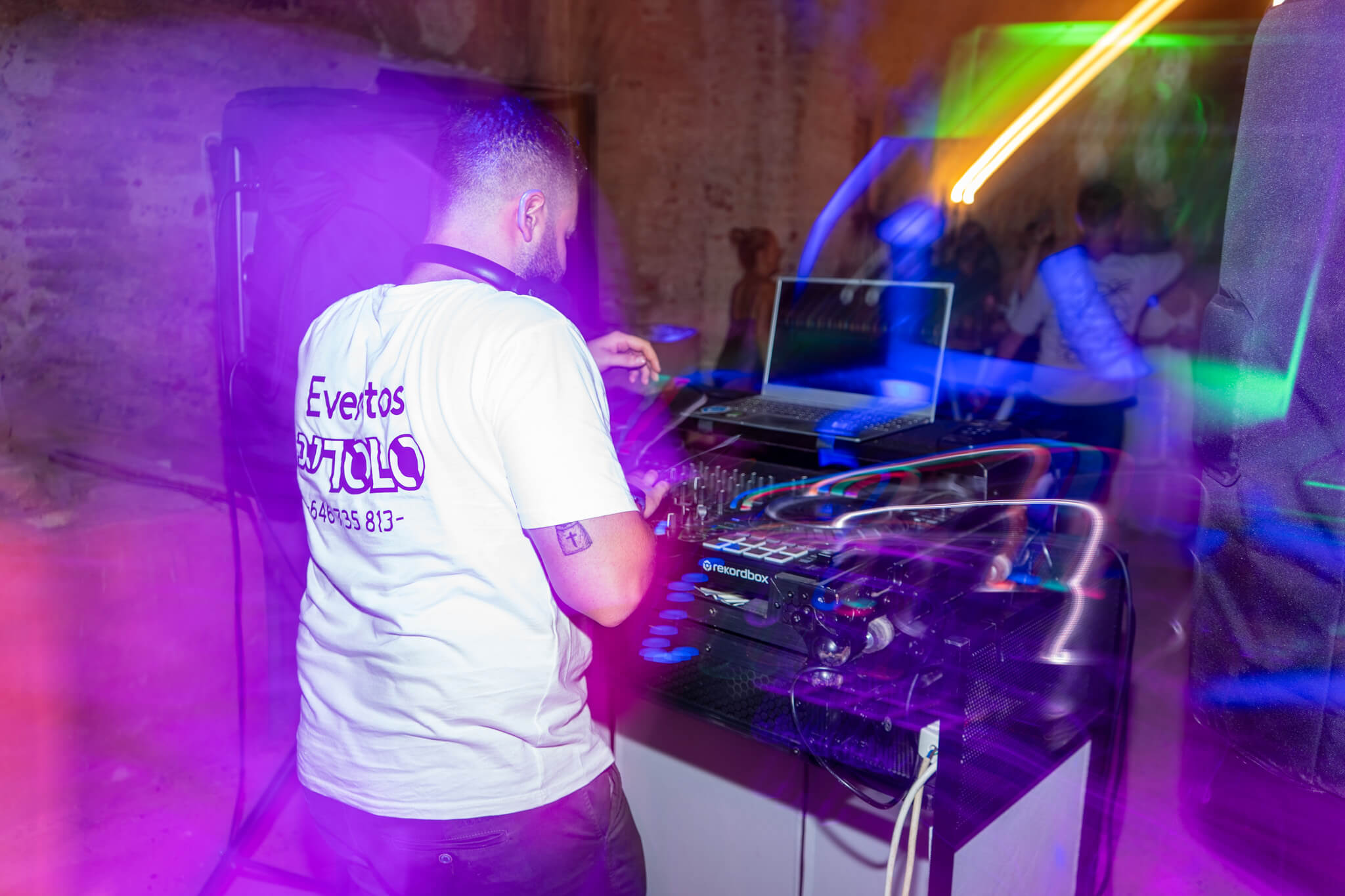 dj trabajando en boda