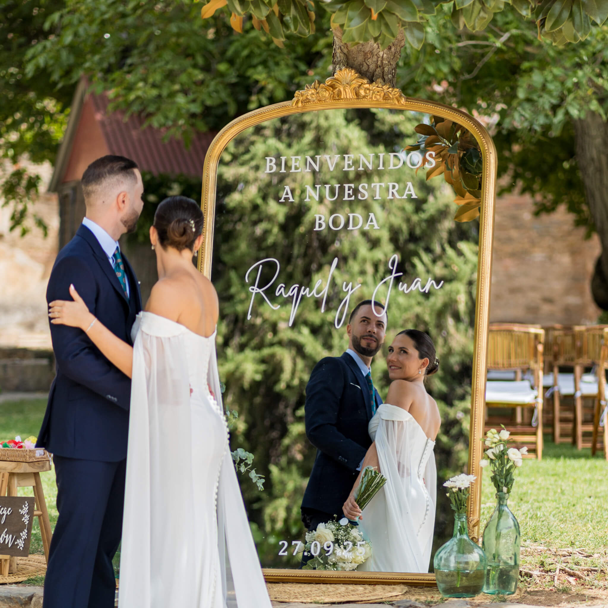 pareja de novios celebrando su boda